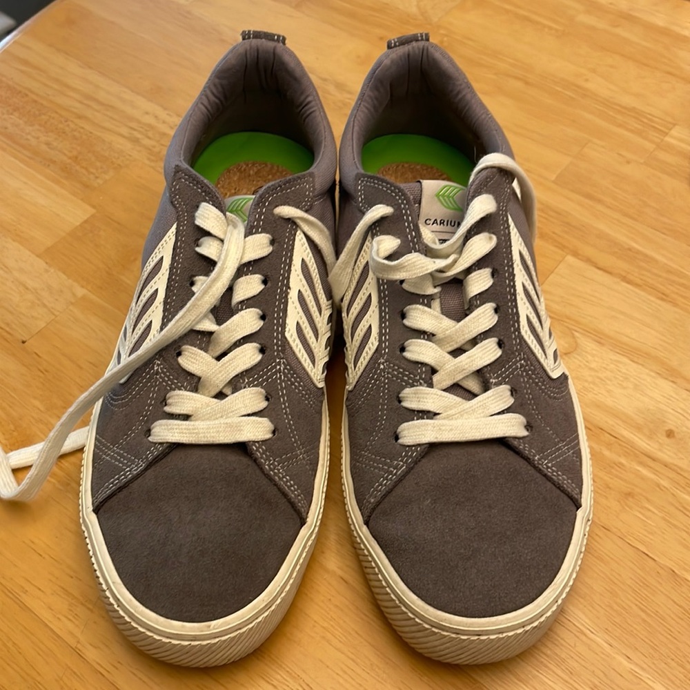 Cariuma women’s 10 men’s 8.5 gray suede sneakers shoes like new